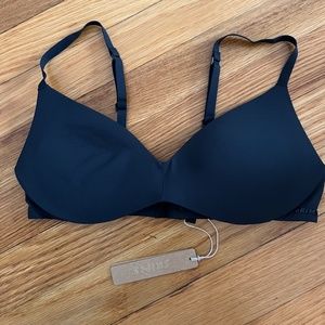 Skims onyx wireless form push up plunge bra